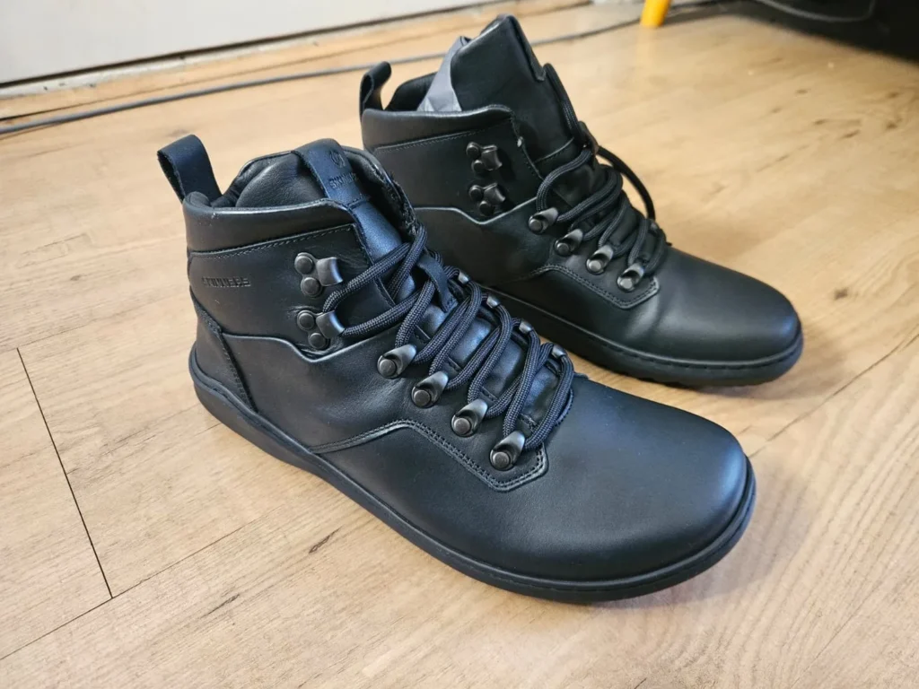 Paar Skinners Cavalier schwarze Barfuß-Lederstiefel auf Holzboden